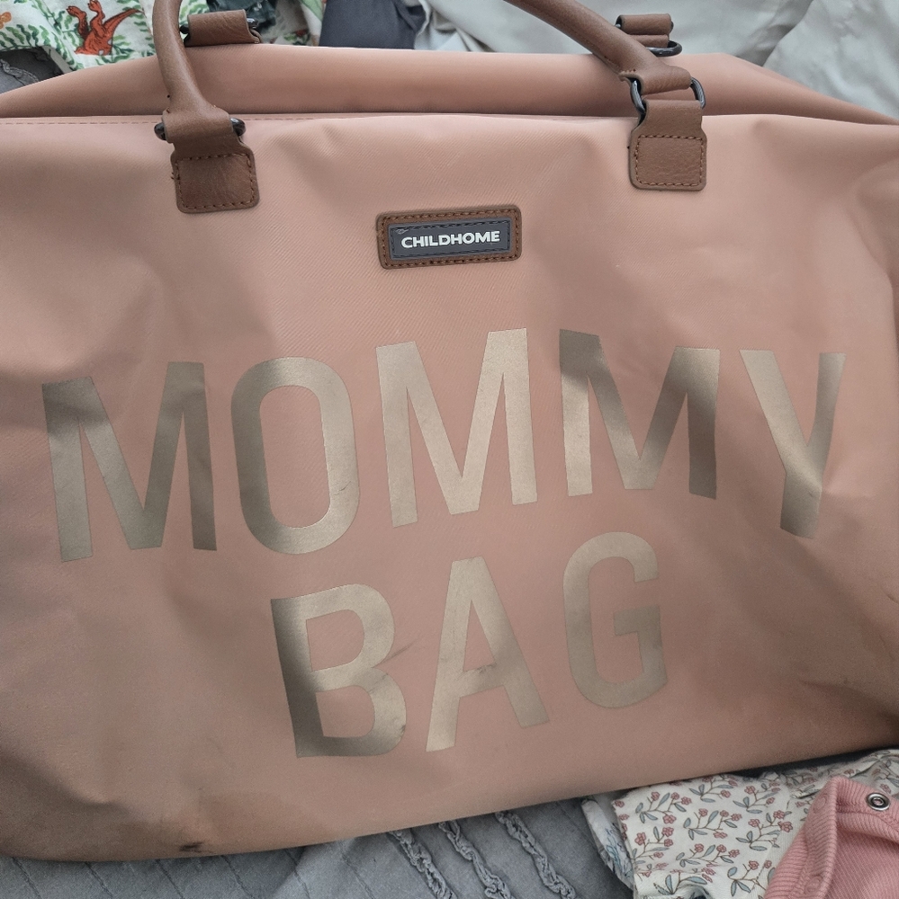 This tote bag has seen minimal use and is ready for its next adventure.  The ext